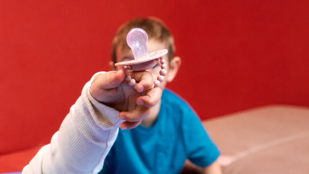 Image de couverture : Hygiène de la sucette : comment la nettoyer et quand la changer ?