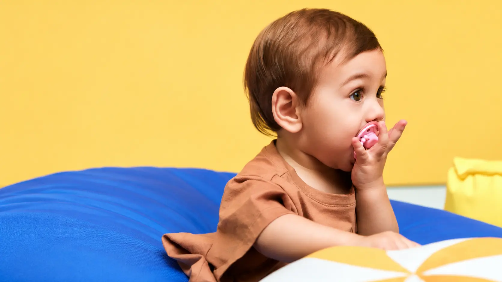 Image de couverture : Pouce ou sucette : quelles différences pour les dents, la langue et le sevrage ?