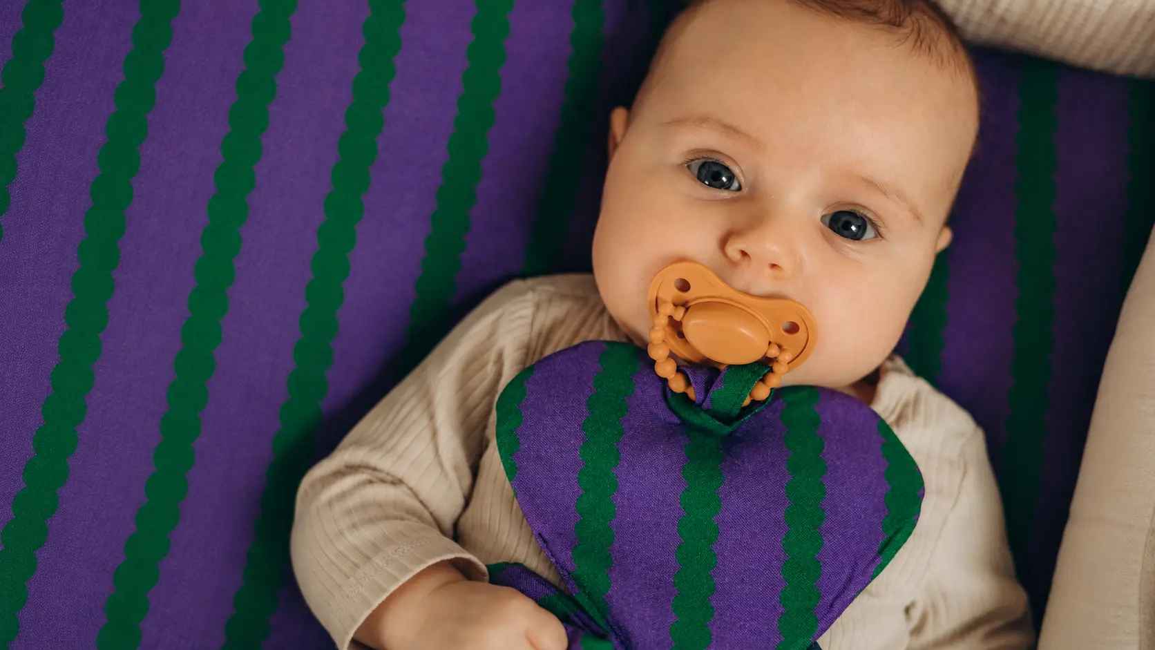 Image de couverture : Attache-sucette : les règles de sécurité indispensables pour protéger bébé